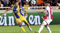 Razvan Marin z Ajaxu (vpravo) bojuje sUrošem Matičem z APOL Nikósie v play off... Razvan Marin z Ajaxu (vpravo) bojuje sUrošem Matičem z APOL Nikósie v play off...