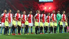 Slávisté poslouchají ikonickou hymnu Ligy mistrů před odvetou play off proti Kluži. Slávisté poslouchají ikonickou hymnu Ligy mistrů před odvetou play off proti Kluži.