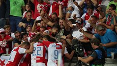 Slávistický obránce Jan Bořil se raduje s fanoušky z gólu v odvetě play off... Slávistický obránce Jan Bořil se raduje s fanoušky z gólu v odvetě play off...