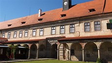 Zámek v Uherčicích na Znojemsku zachycený na fotografii v roce 2011. Zámek v Uherčicích na Znojemsku zachycený na fotografii v roce 2011.