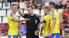 JE TO ČERVENÁ KARTA. Hlavní sudí Tomáš Klíma dává teplickému fotbalistovi Petru... JE TO ČERVENÁ KARTA. Hlavní sudí Tomáš Klíma dává teplickému fotbalistovi Petru...