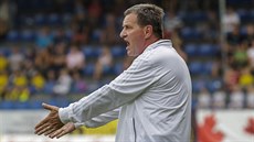 Josef Csaplár usměrňuje zlínské fotbalisty. Josef Csaplár usměrňuje zlínské fotbalisty.
