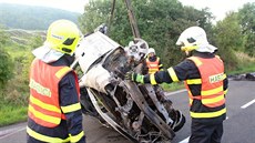 Uvnitř vyhořelého vozu bylo nalezeno tělo mrtvého člověka. Uvnitř vyhořelého vozu bylo nalezeno tělo mrtvého člověka.