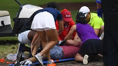 Zraněný divák po úderu blesku při finále PGA Tour v Atlantě. Zraněný divák po úderu blesku při finále PGA Tour v Atlantě.