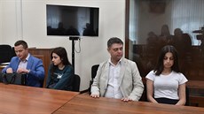 Dvě ze sester Chačaturjanových obviněné z vraždy despotického otce (26. 6. 2019) Dvě ze sester Chačaturjanových obviněné z vraždy despotického otce (26. 6. 2019)