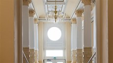 Vstupní chodbu neoklasicistního domu na Vinohradech zdobí tuky, kiálový...