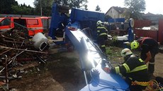 Muž uvázl v kabině převráceného nakladače, museli ho vyprostit hasiči.... Muž uvázl v kabině převráceného nakladače, museli ho vyprostit hasiči....