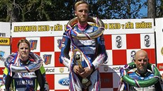 Stupně vítězů Davey Todd (uprostřed) vyhrál v Hořicích oba závody královské... Stupně vítězů Davey Todd (uprostřed) vyhrál v Hořicích oba závody královské...