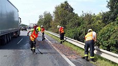 Několik desítek metrů dálnice D46 pokryl na Prostějovsku odpad z kafilerie,... Několik desítek metrů dálnice D46 pokryl na Prostějovsku odpad z kafilerie,...