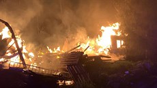 Devět jednotek hasičů bojovalo v Olomouci s velkým požárem skladovací haly v... Devět jednotek hasičů bojovalo v Olomouci s velkým požárem skladovací haly v...