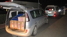 Žena vezla po dálnici D46 patnáct krabic naplněných nekolkovanými cigaretami,... Žena vezla po dálnici D46 patnáct krabic naplněných nekolkovanými cigaretami,...