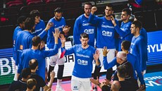 Český kapitán Pavel Pumprla (s vlaječkou) se vrací po zranění do hry v přípravě... Český kapitán Pavel Pumprla (s vlaječkou) se vrací po zranění do hry v přípravě...