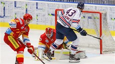 Trenčínský gólman Michal Valent zasahuje proti Danielu Kurovskému z Vítkovic. Trenčínský gólman Michal Valent zasahuje proti Danielu Kurovskému z Vítkovic.