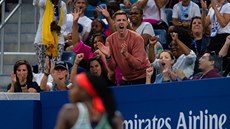 Fandové na US Open aplaudují mladičké americké naději Cori Gauffové. Fandové na US Open aplaudují mladičké americké naději Cori Gauffové.