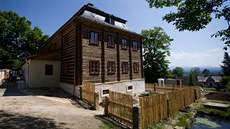 Lidé uvnitř najdou muzeum věnované nejen zázračnému doktorovi Kittelovi, ale i... Lidé uvnitř najdou muzeum věnované nejen zázračnému doktorovi Kittelovi, ale i...