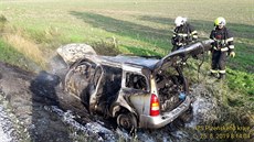 Opel Astra shořel po nárazu do betonové konstrukce na popel. Zranili se tři... Opel Astra shořel po nárazu do betonové konstrukce na popel. Zranili se tři...