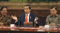 Indonéský prezident (uprostřed) na tiskové konferenci v Jakartě, kde oznámil... Indonéský prezident (uprostřed) na tiskové konferenci v Jakartě, kde oznámil...