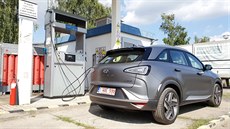 Elektromobil Hyundai Nexo na vodíkové erpací stanici v Neratovicích