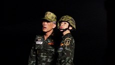 Thajský král Mahá Vatirálongkón a generálmajorka Sinínat Vongvadirapakdiová