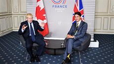 Britský premiér Boris Johnson se na summitu zemí G7 v jihofrancouzském mst...