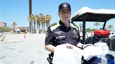 Městská policie v Barceloně rozdává lidem, kterým někdo ukradl šaty, náhradní... Městská policie v Barceloně rozdává lidem, kterým někdo ukradl šaty, náhradní...