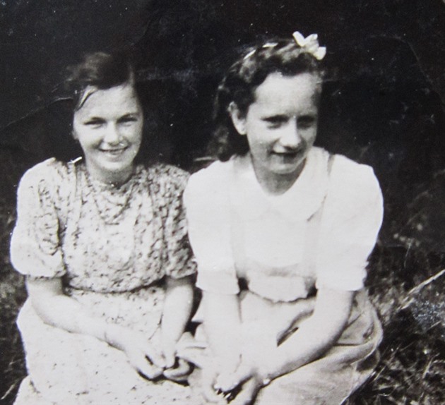 Hildegarda Zemanová, rozená Morávková (vlevo), na konci války s kamarádkou