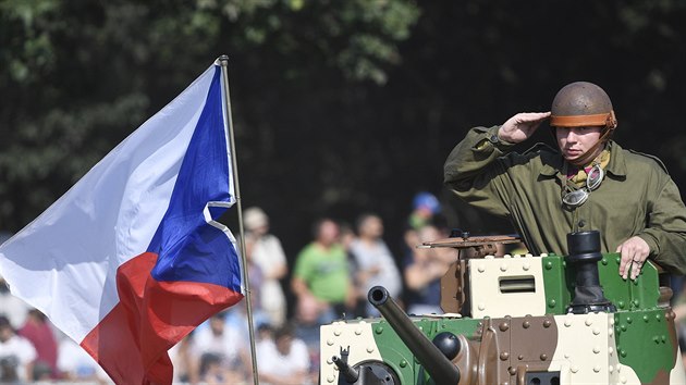 Jeden z účastníků sedmnáctého ročníku akce Tankový den, na který dorazily do vojenského muzea v Lešanech davy (31. srpna 2019).