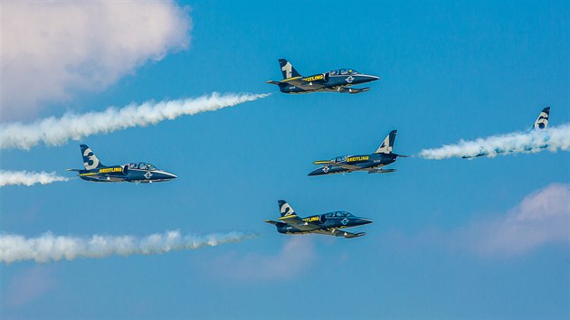 Vystoupen slavn francouzsk skupiny Breitling Jet Team na v tuzemsku vyrobench letounech L-39C Albatros. (31. srpna 2019)