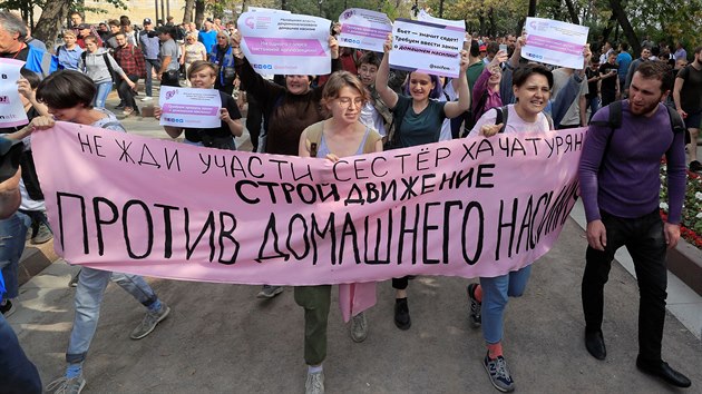 Lid v ele prvodu nesou tak transparenty na podporu sester Krestiny, Angeliny a Mariji Chaaturjanovch, kter el psnmu trestu za zabit svho tyranskho otce. (31. srpna 2019)