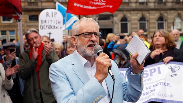 Ldr opozinch labourist Jeremy Corbyn vystoupil na demonstraci proti rozhodnut britskho premira Borise Johnsona, jen ohlsil nkolikatdenn peruen prce parlamentu ped 31. jnem, kdy m zem opustit Evropskou unii. (31. srpna 2019)