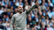 Trenér Manchesteru City Pep Guardiola gestikuluje během utkání svého týmu s... Trenér Manchesteru City Pep Guardiola gestikuluje během utkání svého týmu s...