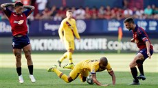 Rafinha z Barcelony (ve žlutém) padá na zem po střetu s Chimy Avilou z Osasuny... Rafinha z Barcelony (ve žlutém) padá na zem po střetu s Chimy Avilou z Osasuny...