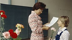 Učitelka Danuše Šváchová rozdává na konci školního roku 1980/81 vysvědčení v 2.... Učitelka Danuše Šváchová rozdává na konci školního roku 1980/81 vysvědčení v 2....