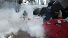 Policie v Hongkongu nasadila proti demonstrantům slzný plyn a vodní děla... Policie v Hongkongu nasadila proti demonstrantům slzný plyn a vodní děla...