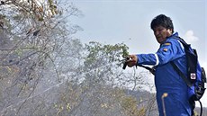 Bolívijský prezident Evo Morales pomáhal při hašení požárů Amazonie. (30. srpna... Bolívijský prezident Evo Morales pomáhal při hašení požárů Amazonie. (30. srpna...