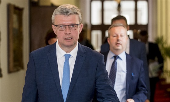 Ministr prmyslu a obchodu Karel Havlíek pichází na zasedání vlády. (2. záí...