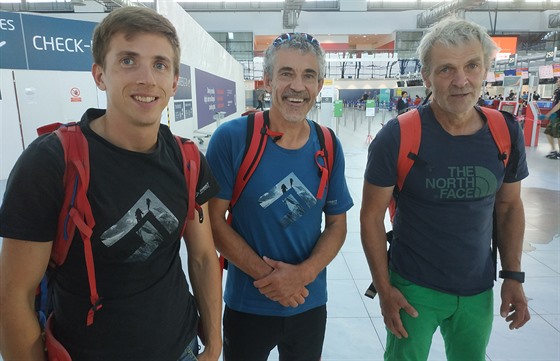 Horolezci Radek Groh, Jindich Hudeek a Michal Brunner ped odletem na Cerro...
