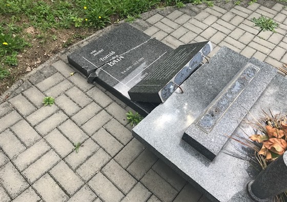 Neznámý pachatel poniil pamtní desku Tomáe Bati v Otrokovicích.