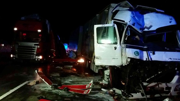 Nehoda dvou kamion uzavela dálnici D1 na 188. kilometru ve smru na Brno (7....