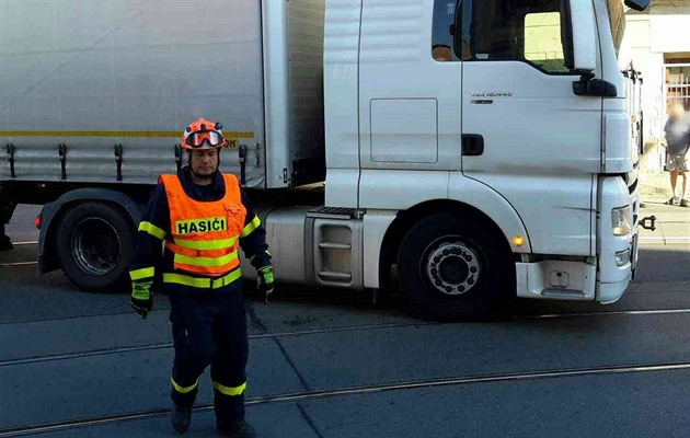 Porouchaný kamion zstal stát na kolejích v brnnské ulici Táborská a...