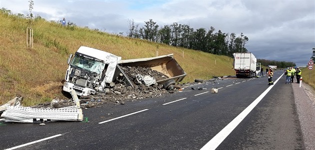 Smrtelná nehoda dvou kamion uzavela hlavní tah mezi Brnem a Znojmem. (9. záí...