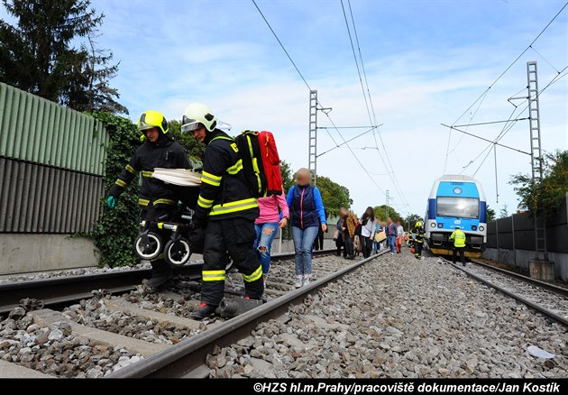 Hasii po sráce vlaku s kamionem na pejezdu v Uhínvsi evakuovali pes 200...