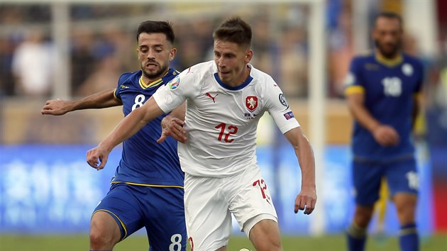Lukáš Masopust (vpravo) a Besar Halimi z Kosova v souboji o balon. Lukáš Masopust (vpravo) a Besar Halimi z Kosova v souboji o balon.