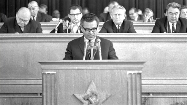 Ředitel Ekonomického ústavu ČSAV Ota Šik na XIII. sjezdu KSČ v roce 1966. Za... Ředitel Ekonomického ústavu ČSAV Ota Šik na XIII. sjezdu KSČ v roce 1966. Za...