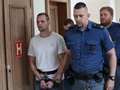 Eskorta přivádí k soudu dvojici obžalovaných v případu vraždy čerpadlářky v... Eskorta přivádí k soudu dvojici obžalovaných v případu vraždy čerpadlářky v...