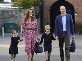 Princezna Charlotte, vévodkyn Kate, princ George a princ William v první...