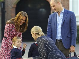 Helen Haslemová z Thomas's Battersea School vítá princeznu Charlotte v její...