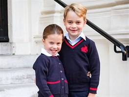 Princezna Charlotte a princ George na schodech Kensingtonského paláce ped...