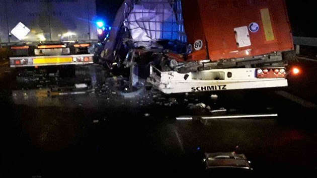 Nehoda dvou kamion uzavela dlnici D1 na 188. kilometru ve smru na Brno (7. 9. 2019).