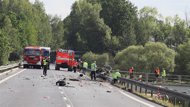 Kamion po srce s osobnm autem spadl do pehrady Jesenice u Chebu.